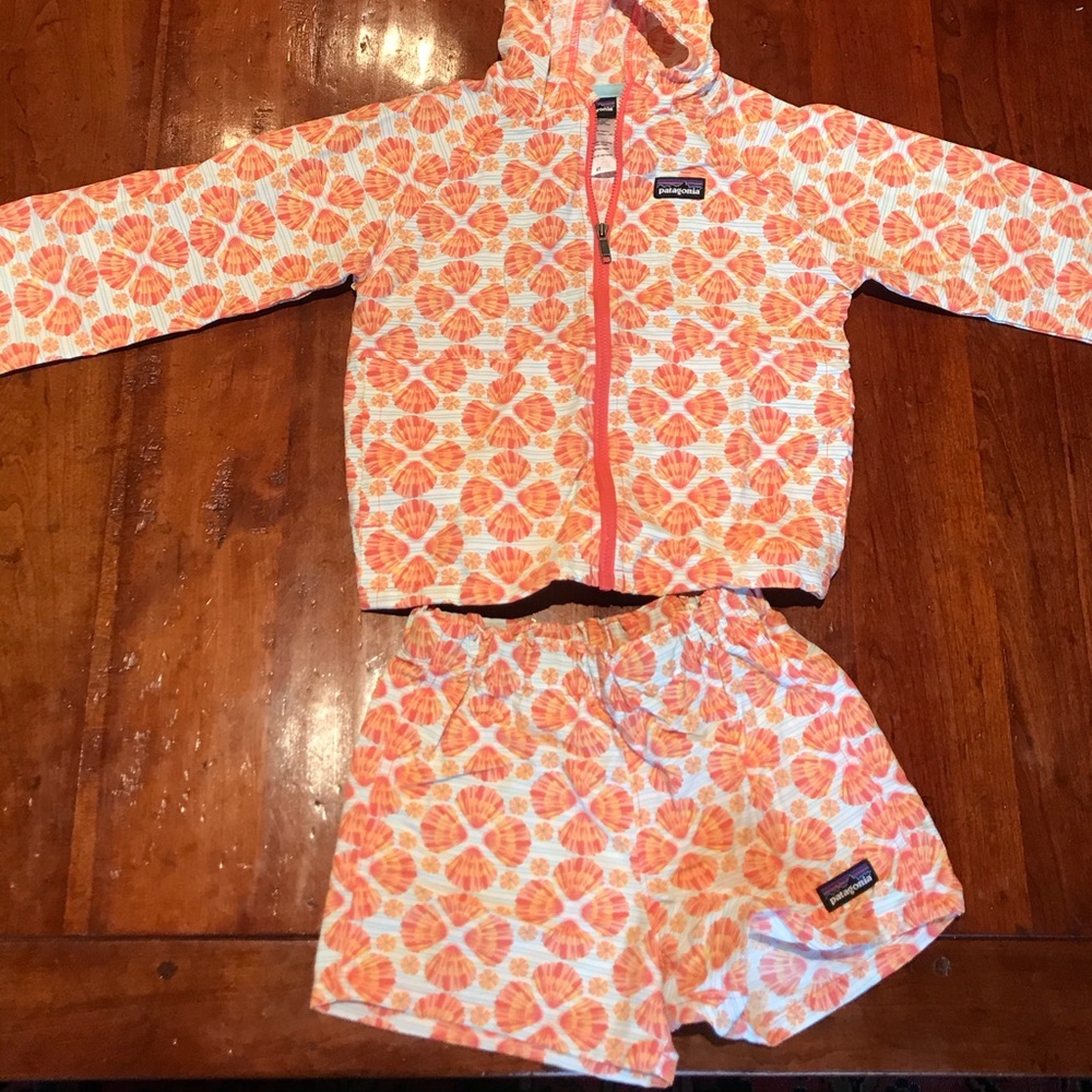 Adorable seashell print beach cover up set! Size 4t